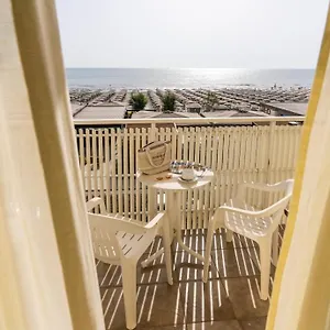 hotel-byron-milano-marittima.emilia-romagnahotels.net/